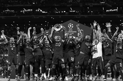 出席白宫晚宴后，C罗与美国防务部长合影