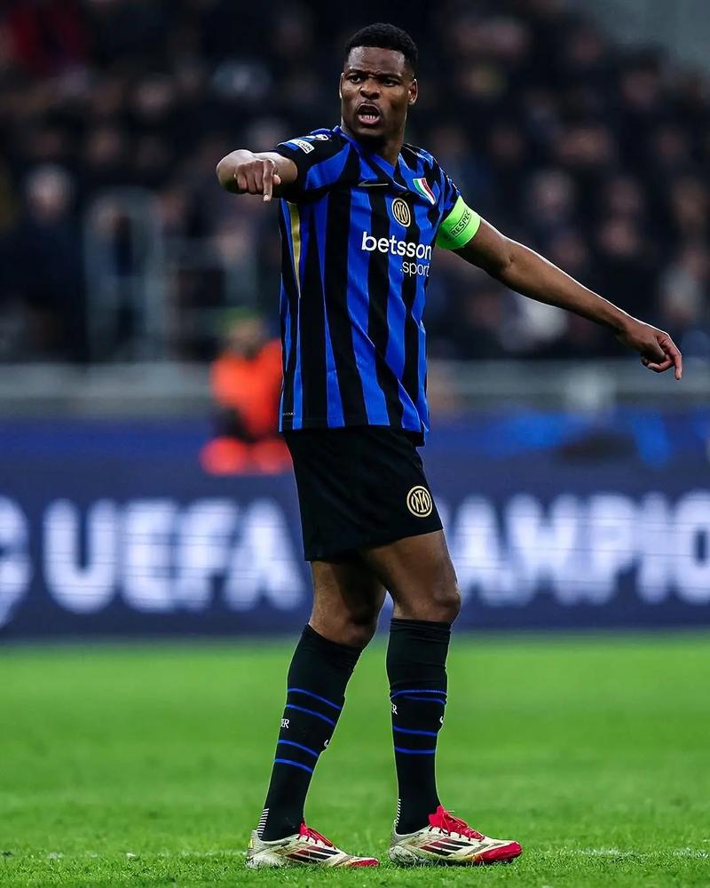 拓媒：杨瀚森面对艰难的对位但从未退缩，这对他算是一种胜利