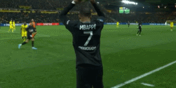 U22国足力克韩国U22，球迷在球员谢场时高喊“雄起”